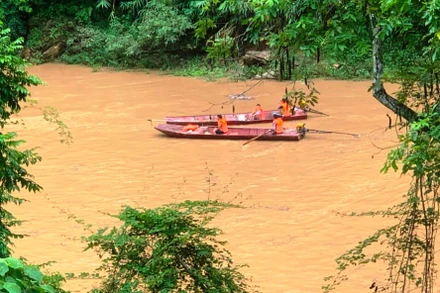 Lực lượng cứu hộ tiến hành tìm kiếm nạn nhân bị nước cuốn mất tích.