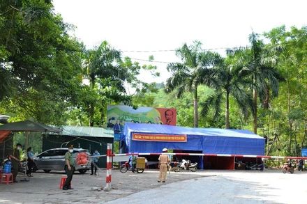 Lập chốt tại xã Long Khánh giáp ranh với tỉnh Yên Bái để kiểm soát người và phương tiện từ vùng dịch vào huyện Bảo Yên, tỉnh Lào Cai.