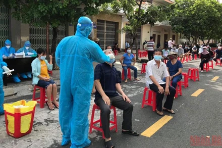 Lực lượng y tế tổ chức lấy mẫu cho người dân tại Khu phố Lê Duẩn, phường 7, thành phố Tuy Hoà, Phú Yên.