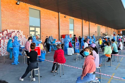 Tổ chức xét nghiệm Covid-19 cho công nhân Khu công nghiệp VSIP Quảng Ngãi.