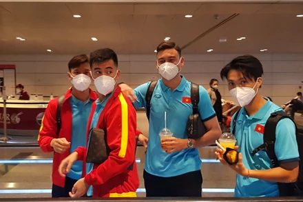 Đặng Văn Lâm tái ngộ các đồng đội tại sân bay Doha. (Ảnh: VFF)