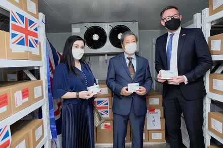 Chính phủ Anh trao tặng 415.000 liều vaccine phòng Covid-19 cho Việt Nam. (Ảnh: TRẦN MINH)