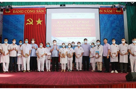 Lãnh đạo tỉnh Bắc Kạn tặng quà động viên các y, bác sĩ lên đường. 