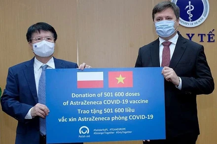 Thứ trưởng Trương Quốc Cường tiếp nhận lô vaccine từ Ngài Wojciech Gerwel - Đại sứ Đặc mệnh Toàn quyền Ba Lan tại Việt Nam. (Ảnh: TRẦN MINH)