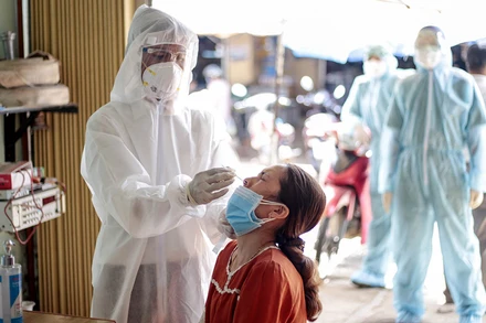 Lực lượng chức năng lấy mẫu xét nghiệm SARS-CoV-2 đối với người dân huyện Đơn Dương, tỉnh Lâm Đồng.