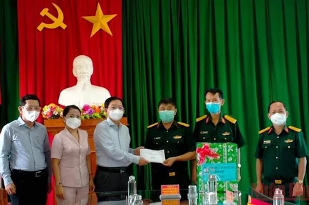 Đồng chí Hồ Quốc Dũng - Uỷ viên Trung ương Đảng, Bí thư Tỉnh uỷ, Chủ tịch HĐND tỉnh Bình Định thăm, động viên và tặng quà các khu cách ly tập trung phòng, chống dịch Covid-19.