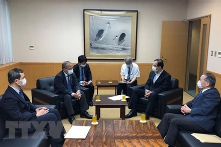 Đại sứ Vũ Hồng Nam hội kiến Chủ tịch Đảng Cộng sản Nhật Bản Shii Kazuo. (Ảnh: TTXNV)