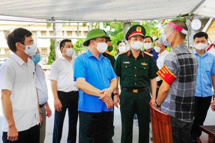 Bí thư Thành ủy Đinh Tiến Dũng kiểm tra công tác phòng, chống dịch tại huyện Quốc Oai. (Ảnh: DUY LINH)