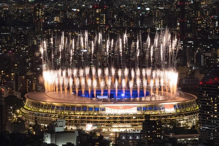 Pháo hoa rực sáng sân vận động Olympic tại Tokyo trong lễ bế mạc Olympic Tokyo 2020. (Ảnh: Tokyo 2020)