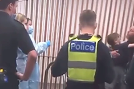 Hình ảnh đoạn video được lan truyền trên mạng xã hội khẳng định em bé trong video mắc Covid-19 bị tách khỏi bố mẹ là không chính xác. (Ảnh: Reuters)