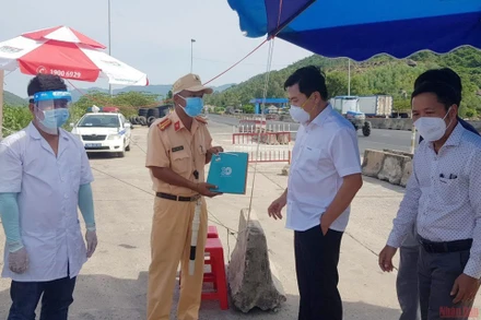 Viettel Phú Yên hỗ trợ 100 điện thoại SAMSUNG M02 phục vụ khai báo y tế bằng mã QRCode tại các chốt kiểm soát dịch Covid-19.