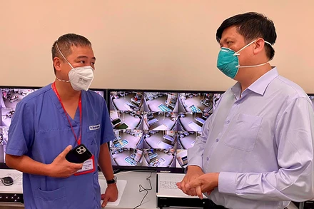 PGS, TS Nguyễn Lân Hiếu báo cáo Bộ trưởng Y tế Nguyễn Thanh Long về công tác điều trị. 