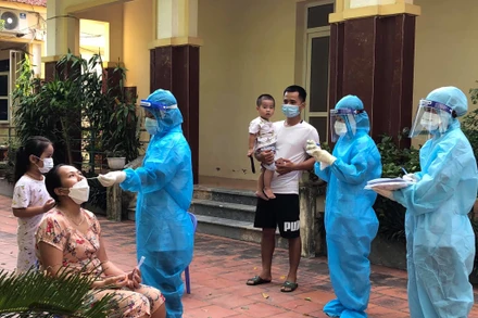 Cơ quan chuyên môn lấy mẫu của người dân ở huyện Nông Cống xét nghiệm Covid-19.