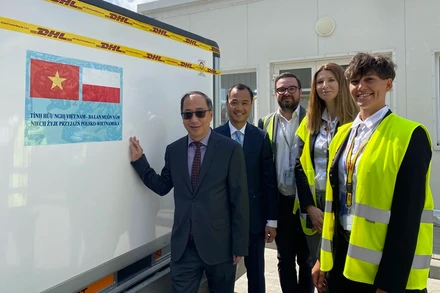 Đại sứ Việt Nam tại Ba Lan Nguyễn Hùng cùng cán bộ Đại sứ quán tham dự Lễ bàn giao vaccine do Ba Lan viện trợ cho Việt Nam. (Ảnh: Đại sứ quán Việt Nam tại Ba Lan cung cấp)