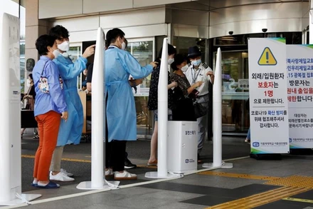 Khách vào một bệnh viện tại Seoul phải điền mẫu khai báo y tế. (Ảnh: Reuters)