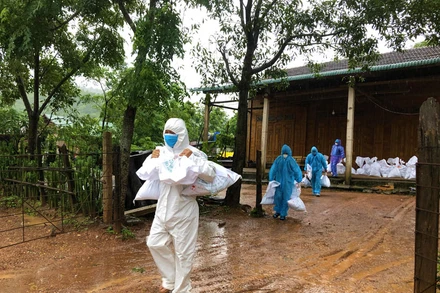 Hỗ trợ lương thực, hàng hóa cho đồng bào khu vực cách ly xã Dân Hóa, huyện Minh Hóa (Quảng Bình).