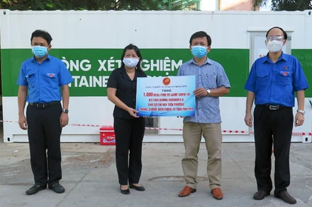 CDC Phú Yên tiếp nhận vật tư y tế hỗ trợ công tác chống dịch do Đảng ủy Khối các cơ quan Trung ương trao tặng.