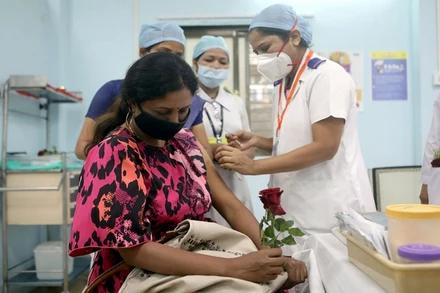 Tiêm vaccine ngừa Covid-19 tại một trung tâm tiêm chủng ở Mumbai, Ấn Độ, tháng 1/2021. (Ảnh: Reuters)