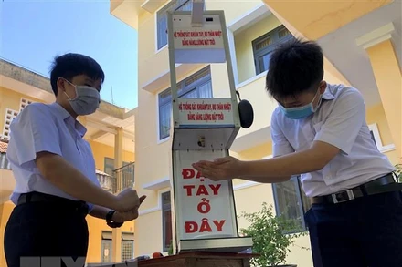 Máy rửa tay tự động không tiếp xúc được mọi người ưa chuộng bởi nhỏ gọn, tiện dụng, hiệu quả khả thi. (Ảnh: TTXVN)