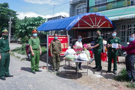 Thăm tặng quà chốt kiểm soát phòng, chống dịch tại ấp Âu Thọ B, xã Vĩnh Hải, thị xã Vĩnh Châu.