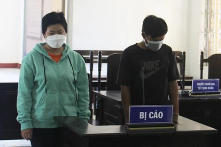 Hai đối tượng lừa đảo bán khẩu trang y tế qua mạng.