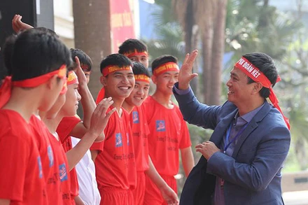 Thầy Nghiêm Hồng Trung khích lệ các học trò. (Ảnh: Tin nhanh VN)