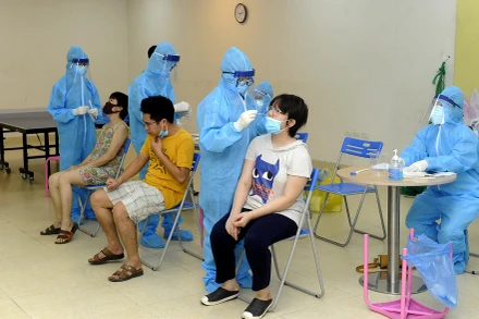 Nhân viên y tế lấy mẫu xét nghiệm Covid-19 tại phường Vĩnh Hưng, quận Hoàng Mai (Hà Nội). (Ảnh: ĐĂNG KHOA)