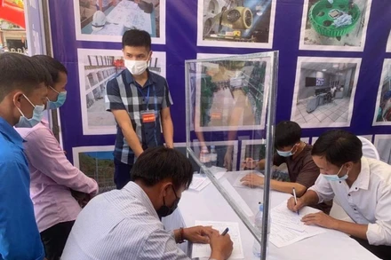 Các lao động tham gia dự tuyển việc làm tại một gian hàng của đơn vị tuyển dụng trong buổi khai mạc.