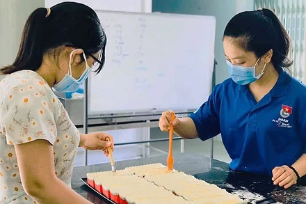 Các tình nguyện viên nấu món ăn đặc sản hỗ trợ tuyến đầu dập dịch tại Bình Thuận.