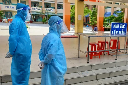 Các nhà tâm lý tuân thủ nghiêm quy định phòng hộ để đi tư vấn cho bệnh nhân trong các khu cách ly thu dung ở quận.