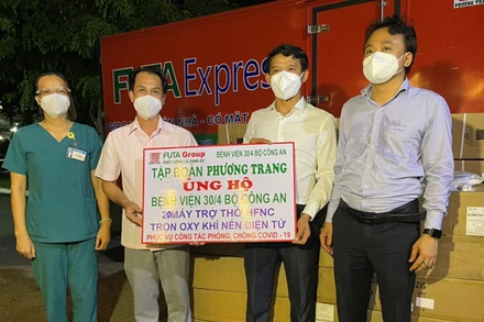 Đại diện FUTA group trao thiết bị y tế hỗ trợ công tác điều trị bệnh nhân Covid-19 cho Bệnh viện 30/4.