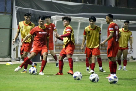 Các cầu thủ phải làm quen với thời tiết nóng nực của nước bạn. (Ảnh: VFF)