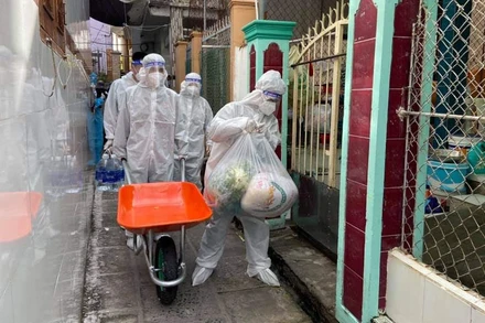 Cán bộ, chiến sĩ Trung đoàn Minh Đạm (Bộ Chỉ huy Quân sự tỉnh Bà Rịa-Vũng Tàu) vận chuyển lương thực cho người dân tại “vùng đỏ” Long Hải.