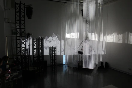 Buổi trình diễn kết hợp với nghệ thuật thị giác. (Ảnh: Viện Goethe Hà Nội)