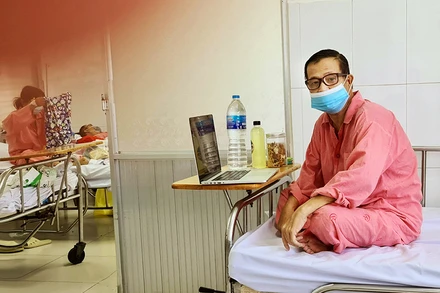 Lữ Đắc Long trên giường bệnh.