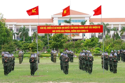 Cán bộ, chiến sĩ Sư đoàn 309 tại buổi lễ phát động đợt thi đua đặc biệt ra quân giúp dân chống dịch Covid-19.