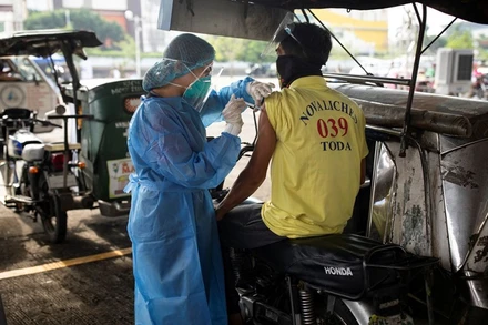 Tiêm vaccine ngừa Covid-19 tại vùng thủ đô Manila, Philippines, ngày 13/8. (Ảnh: Reuters)