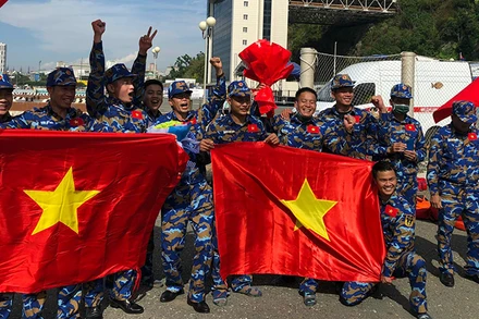 Niềm vui của các thành viên Đội tuyển Hải quân nhân dân Việt Nam sau khi đạt thành tích xuất sắc tại Army Games 2021. (Ảnh: HẢI ÂU)
