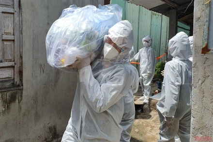 Cán bộ, chiến sĩ Trung đoàn Minh Đạm vận chuyển lương thực cho người dân vùng “tâm dịch” Long Hải.