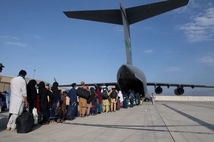 Chuyến bay sơ tán tại sân bay quốc tế Hamid Karzai, thủ đô Kabul, ngày 24/8. (Ảnh: Reuters)