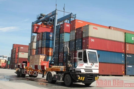 Bốc dỡ hàng hóa tại cảng Cát Lái.