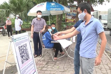 Người dân quét mã QR tại các điểm vào địa phận tỉnh.