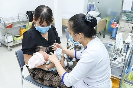 Cha mẹ đừng vì sợ dịch bệnh mà bỏ lỡ các mũi tiêm chủng quan trọng của con. Tiêm vaccine trong chương trình tiêm chủng mở rộng là biện pháp phòng ngừa bệnh an toàn và hiệu quả dành cho trẻ.(Ảnh: ST)