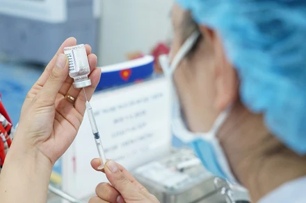 Buộc thôi việc một công chức vì tiêu cực liên quan đến tiêm vaccine