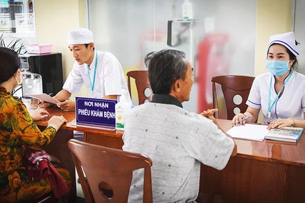 Người dân đăng ký khám bệnh theo chế độ bảo hiểm y tế tại cơ sở khám, chữa bệnh. Ảnh: TTXVN