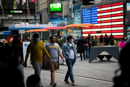 Người dân đi bộ trên Quảng trường Thời đại, Mỹ, ngày 7/5/2021. (Ảnh: Reuters)