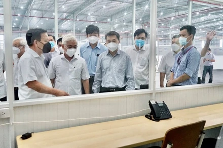 Lãnh đạo tỉnh Bình Dương, Bộ Y tế và các cơ quan, đơn vị tham quan Khu điều trị bệnh nhân Covid-19 Thới Hòa.