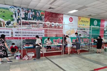 Điểm bán hàng được bố trí bảo đảm khoảng cách.