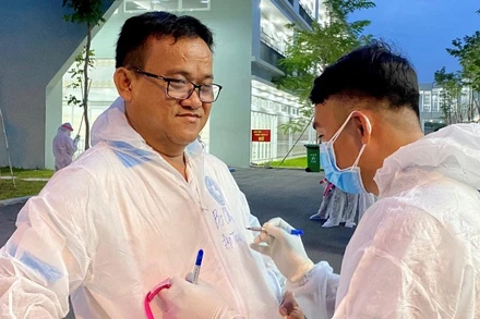 Ông Huỳnh Minh Chín (bên trái) vào thời điểm trước tháng 3/2021.