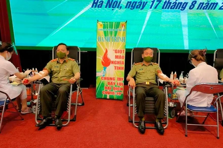 Thứ trưởng Công an Trần Quốc Tỏ và Giám đốc Công an TP Hà Nội Nguyễn Hải Trung tham gia hiến máu.